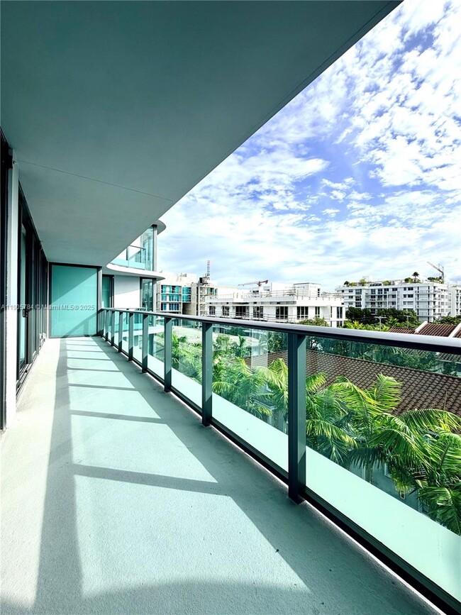 Building Photo - 9901 E Bay Harbor Dr