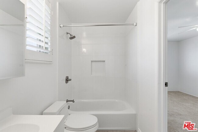 Building Photo - 2752 Guirado St