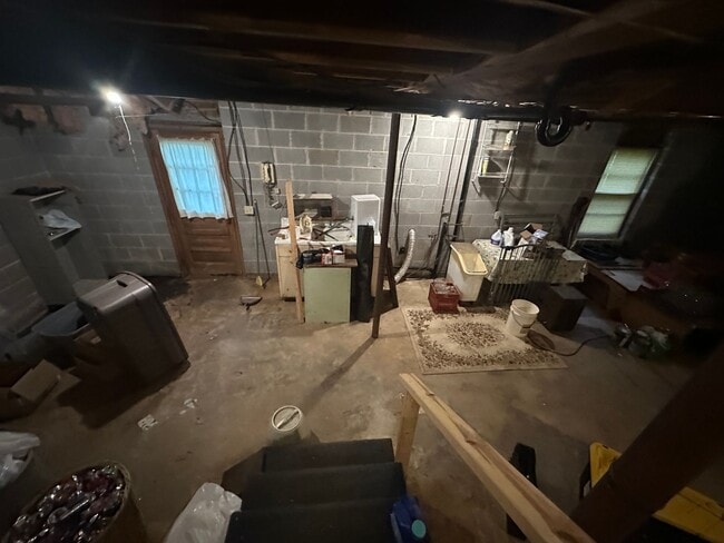 Building Photo - Private, Spacious, Well Maintained 3 Bedro...