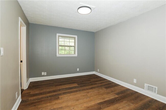 Building Photo - 3052 Riviera Dr