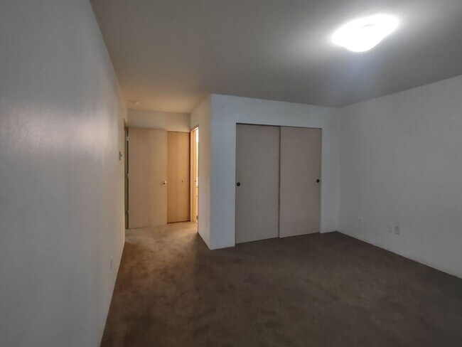 Building Photo - Ground Floor 2 BR 2BA with Storage & w/d