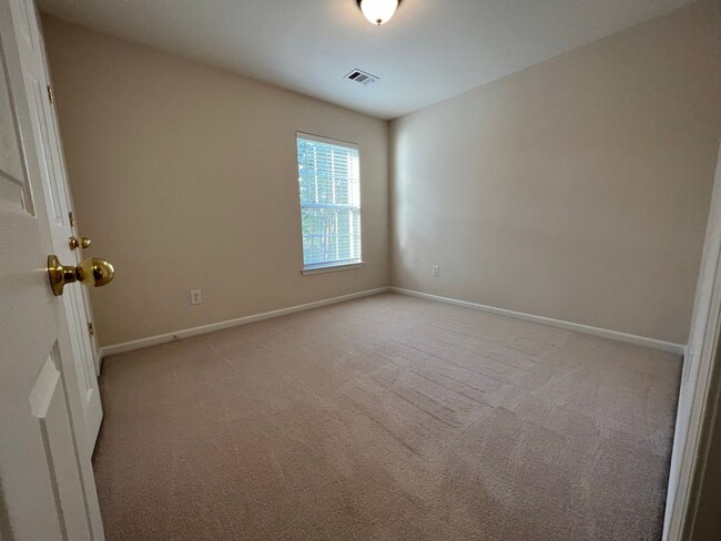 Building Photo - 4 bed, 2.5 bath w/ 2 car garage close to p...