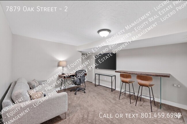 Building Photo - 7879 Oak St