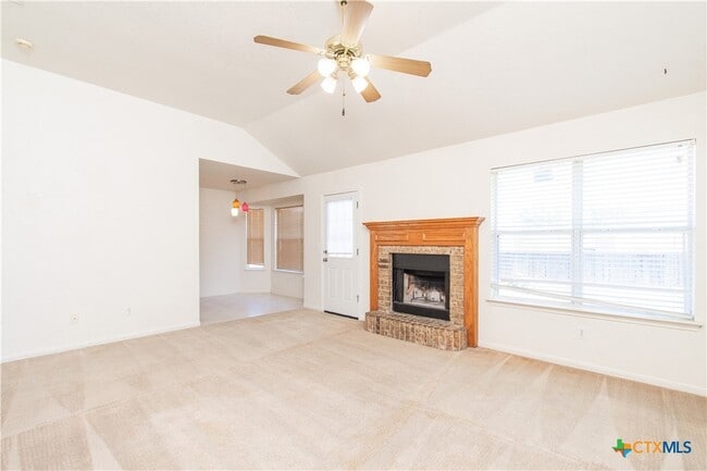 Building Photo - 2900 Southhill Dr