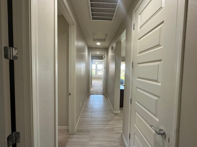 Building Photo - 2518 W Novak Way