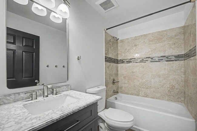 Building Photo - 6 Bed/ 3 Bath with Pool