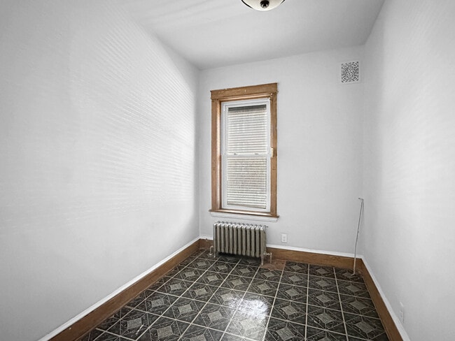 Building Photo - 1654 N Karlov Ave