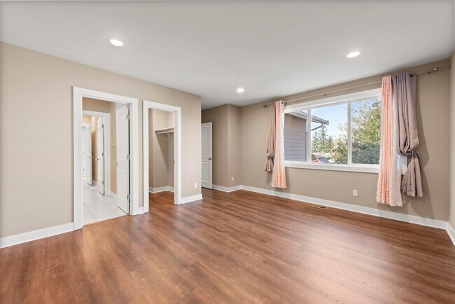 Building Photo - Amazing 4 beds/ 2.5 baths house in North Benson Hill/Renton.