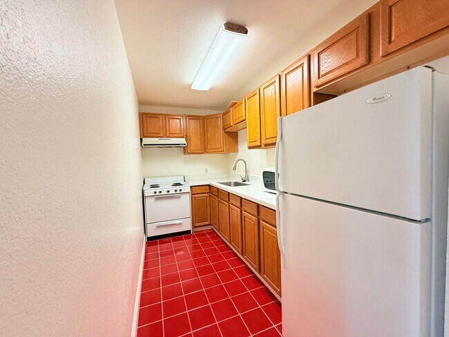 Building Photo - AVAILABLE NOW!! 1 Bedroom 1 Bathroom Condo...