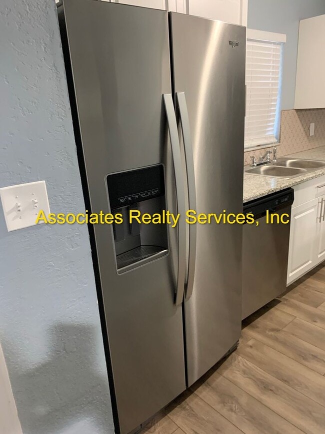 Building Photo - 2 Bed/2.5 bath End Unit Town home!  LOOK !!!