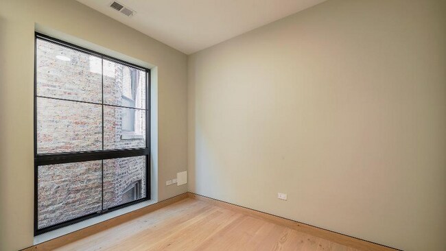 Building Photo - 2024 W Irving Park Rd