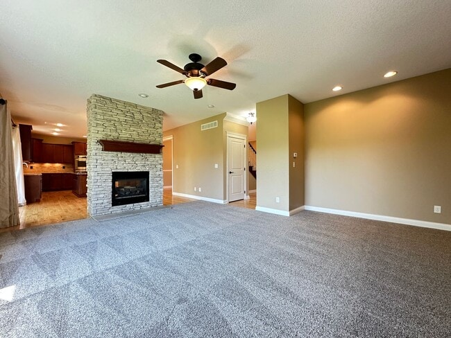 Building Photo - Astonishing 5 bedroom 3.5 Bath Home