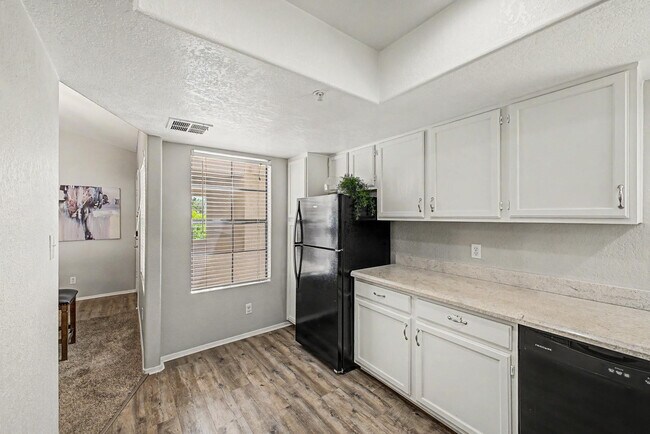 Building Photo - 6885 E Cochise Rd