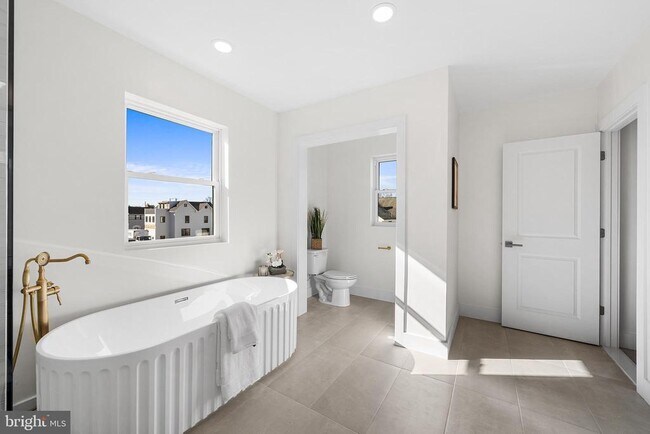 Building Photo - 705 Preston Ave