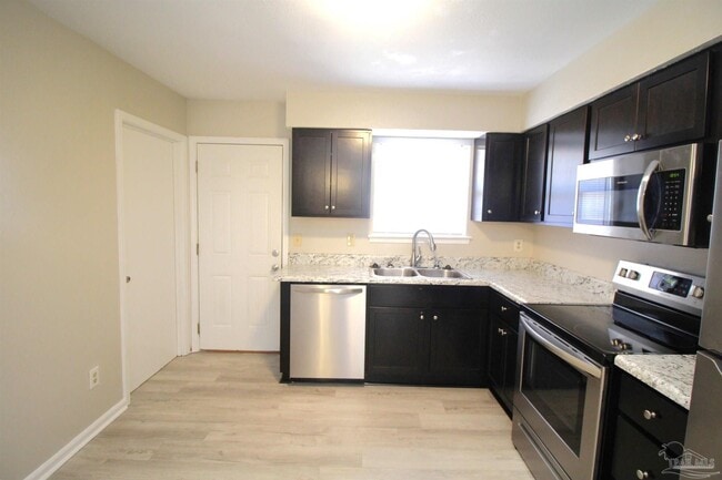 Building Photo - 3400 Green Briar Ct