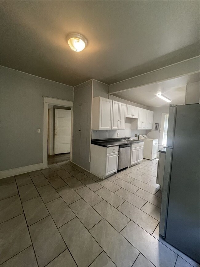 Building Photo - 2 br 1 bath duplex unit for lease | Shreve...