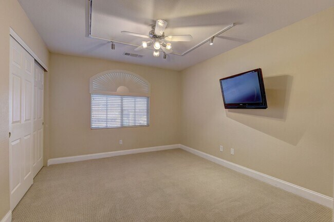 Building Photo - 5 bed / 3 bath / 3 car with Pool & Spa