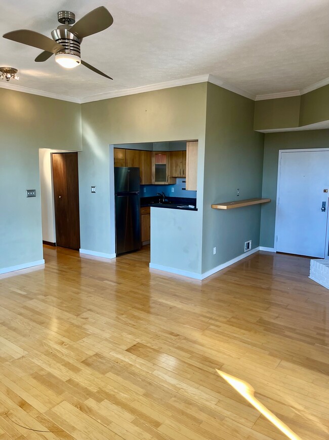 Looking toward Kitchen - 318 W North Ave