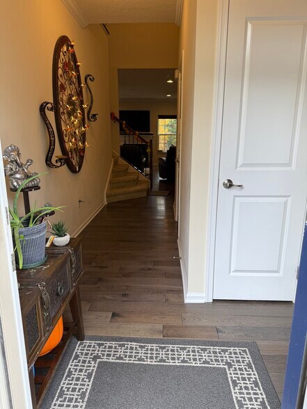 Home Entrance and Foyer - 624 Edison Dr