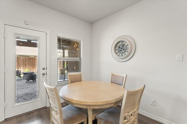 Building Photo - 137 Red Hickory Dr
