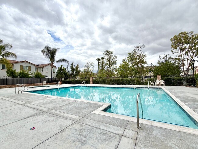 Building Photo - Charming 3 Bedroom Bel Flora Home with Private Patio & Amenities