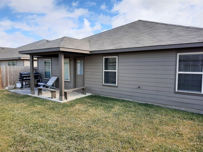 Building Photo - 3326 Sumac Dr