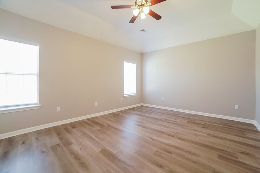 Building Photo - 5696 Nichols Dr