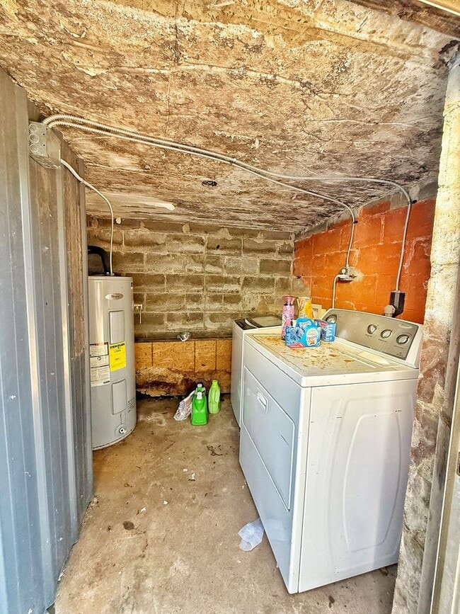 Building Photo - 2/1 Downtown Marianna Apartment