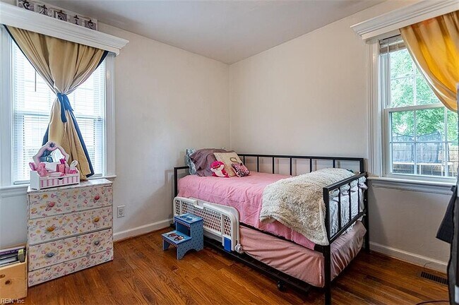 Building Photo - 2112 E Pembroke Ave