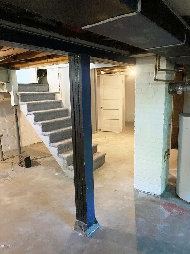 Building Photo - 3 Bedroom Home On Holland's North Side