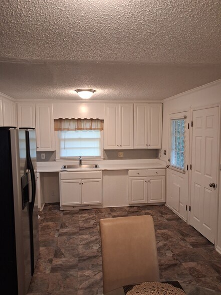 Kitchen - 2557 Delano Dr