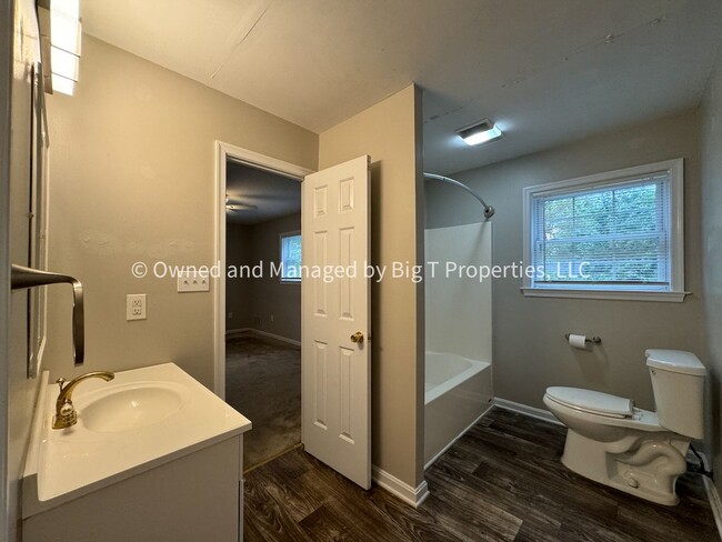 Building Photo - Cute Single Family in Established Claymont...