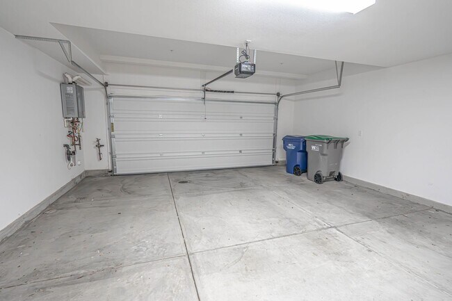 Building Photo - West Creek 3 Bedroom Townhome for Rent in Valencia.