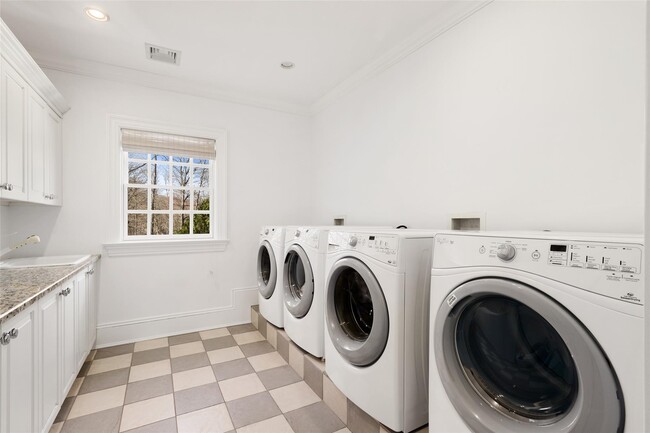 Building Photo - 218 Croton Ave