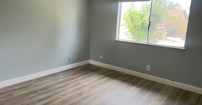 Building Photo - 4 BEDROOMS 2 BATHS HOUSE AVAILABLE FOR RENT