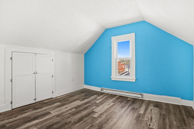 Building Photo - 7 George St