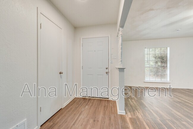 Building Photo - 2529 Belhaven Dr