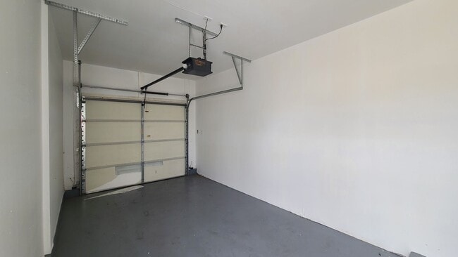 Building Photo - Upstairs 3 Bedroom condo
