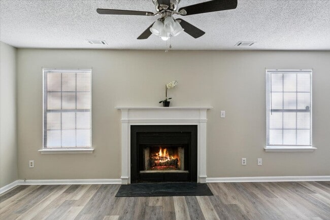 Building Photo - Updated 2 Bedroom 2 Bath Condo Near Fort Eustis and Williamsburg