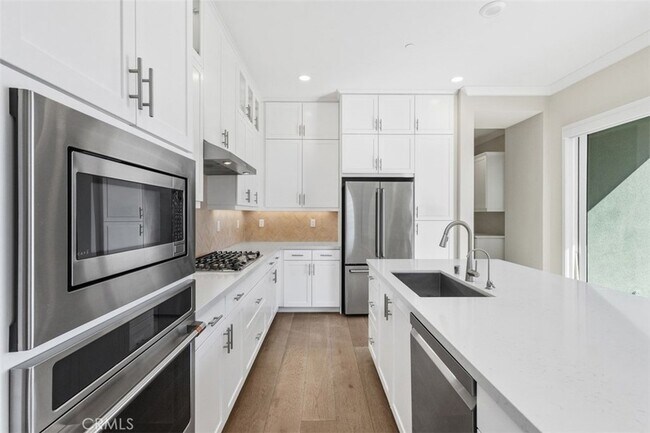 Building Photo - 157 Novel