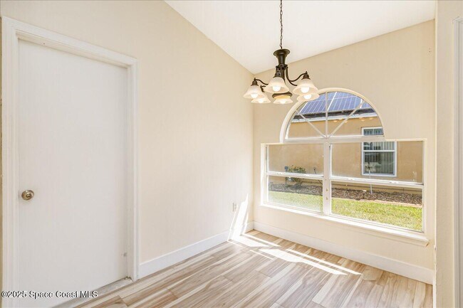 Building Photo - 6651 Fawn Ridge Dr