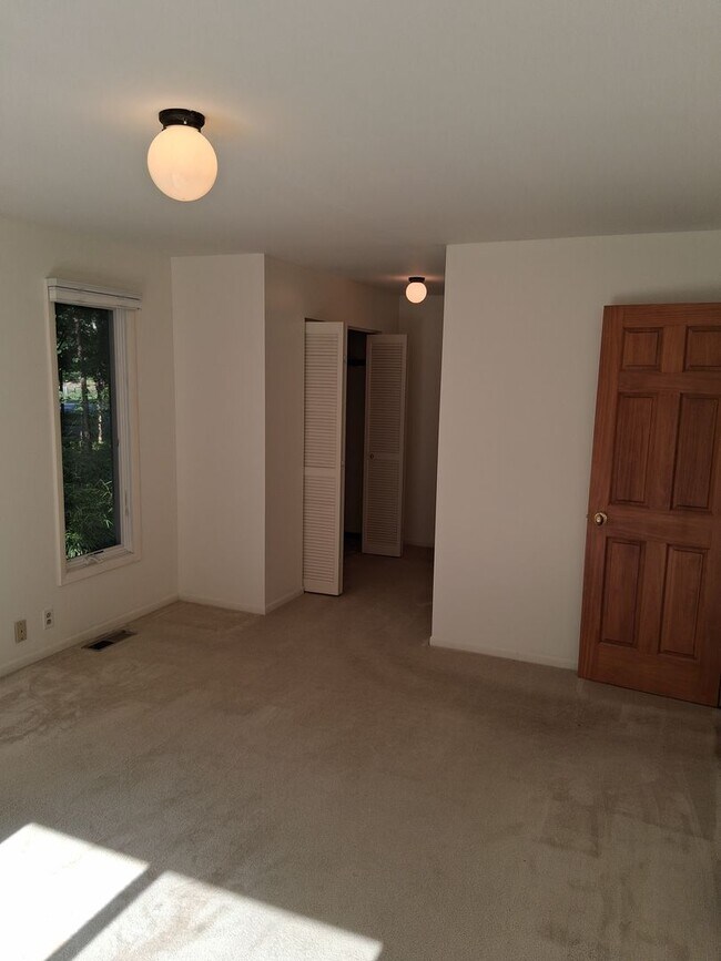 Building Photo - Beautiful 3-Bedroom Home with Pool on Lakeshore Drive