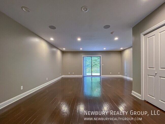 Building Photo - 147 Banksville Pl
