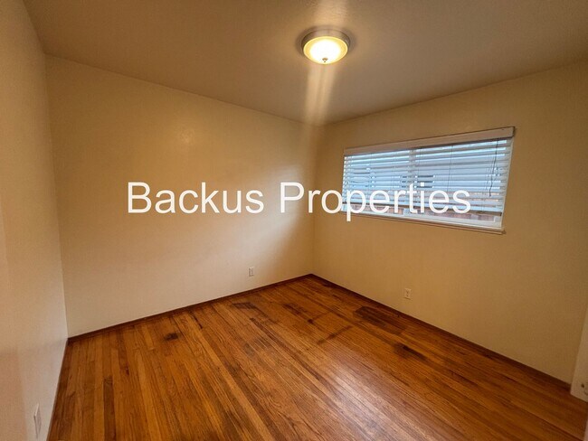 Building Photo - 827 Bedford Dr