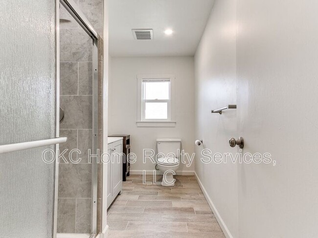 Building Photo - 1812 W Noble Ave