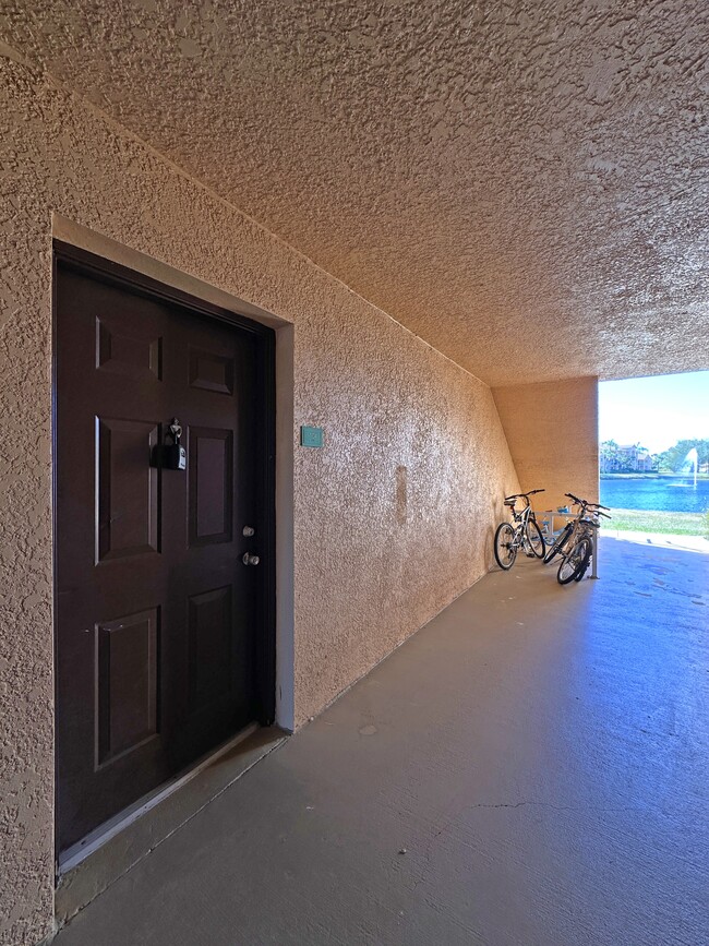 Building Photo - 271 SW Palm Dr