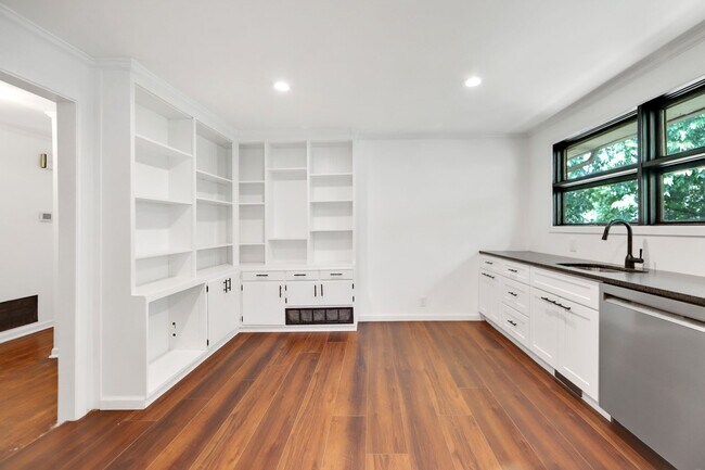 Building Photo - 3407 Batavia St