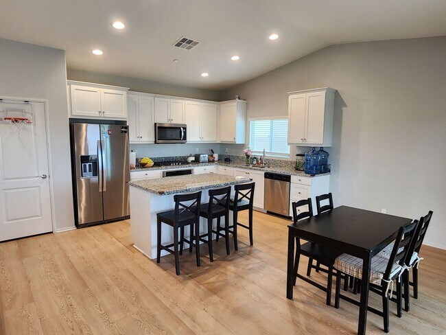 Building Photo - Upgraded Level Entry Home with Mountain Views!