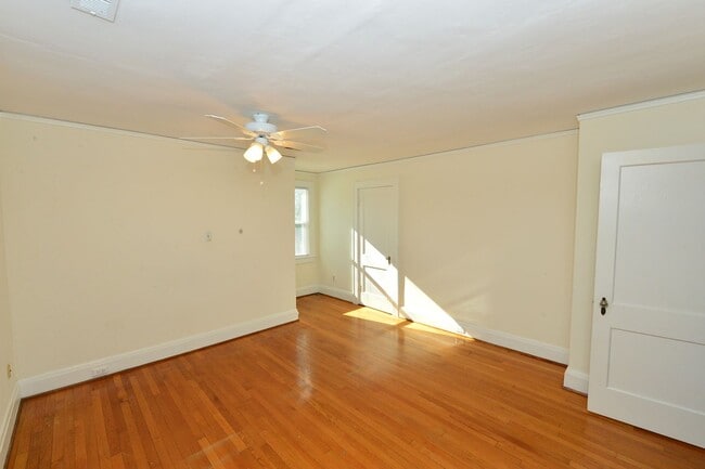 Building Photo - Larchmont Waterfront! Just Miles from NOB