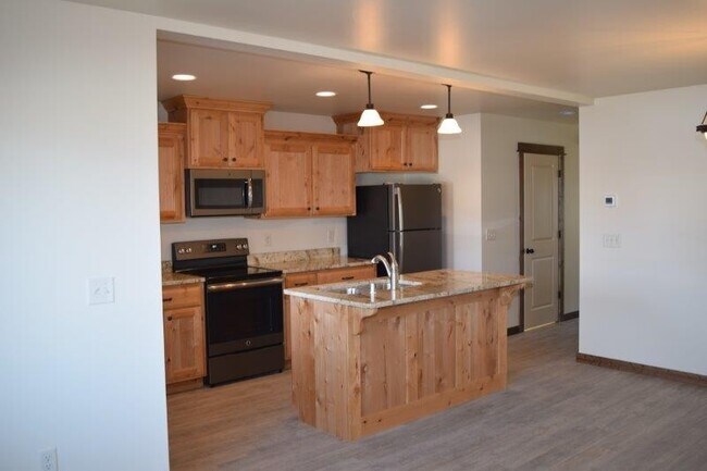 Building Photo - Newer 3 Bedroom 2.5 Bath Townhome Close to shopping!